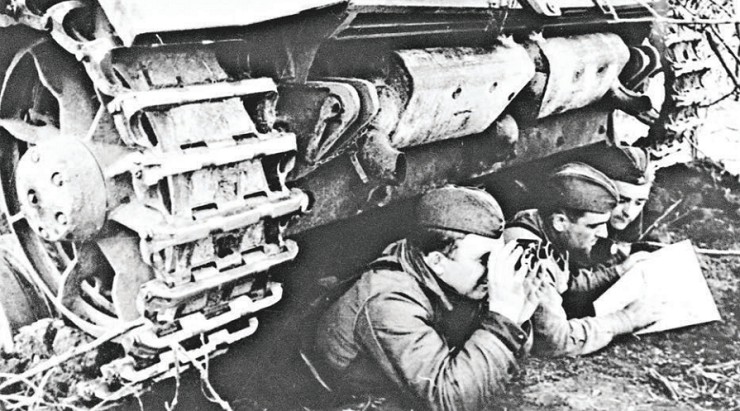 Советские пехотинцы устроили наблюдательный пункт под подбитым танком