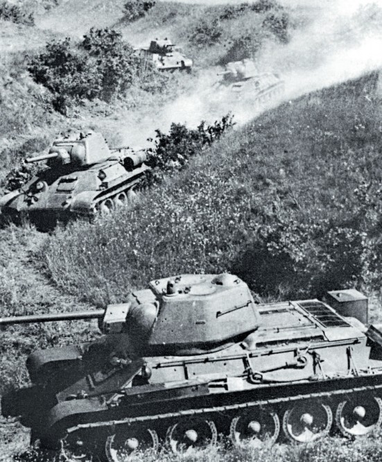 Прочные и надежные танки Т-34 атакуют немецкие позиции