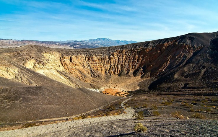 Кратер вулкана Убехебе в Долине Смерти