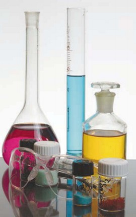 Растворы солей имеют различные цвета в зависимости от содержания составляющих их ионов
