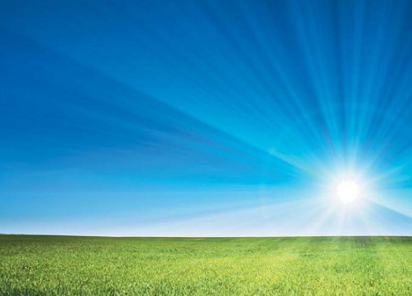 Солнечный свет, проходя через атмосферу Земли, рассеивается в разные стороны ее атомами