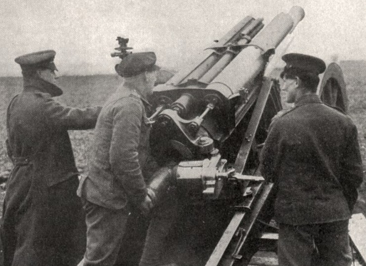 Загрузка снаряда в казенник британской пушки обр. 1909 г.