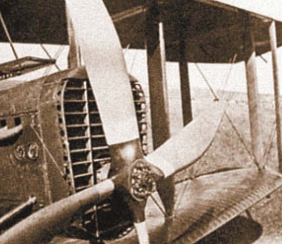 Один из двух моторов бомбардировщика Хэндли-Пейдж марки Роллс-Ройс мощностью З6О л. с.