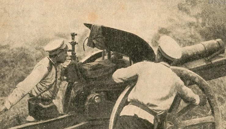 Русские артиллеристы наводят на цель 122-мм гаубицу обр. 1909 г.