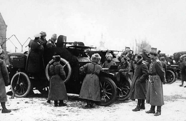 Русские солдаты вокруг бронеавтомобиля