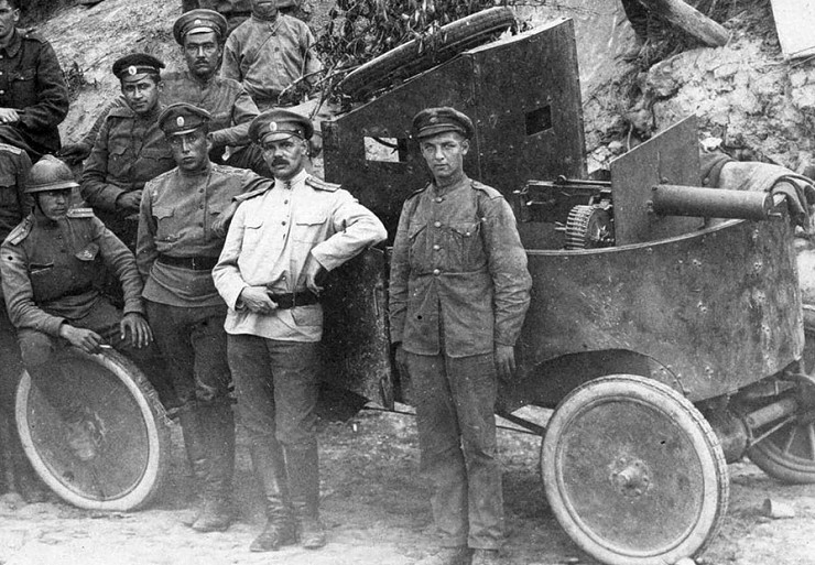 Первым оружием русских бронеавтомобилей был пулемет, в частности «Максим» обр. 1910 г.