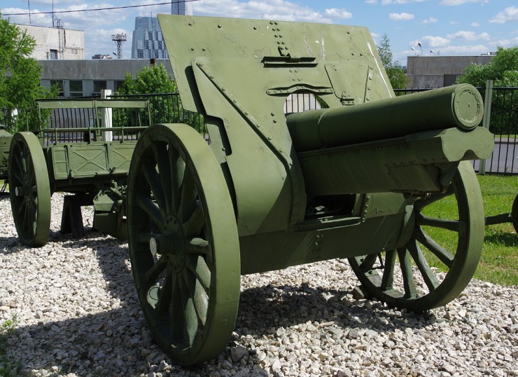 Русская 122-мм гаубица обр. 1910 г. выпускалась в России на Обуховском заводе, а также во Франции фирмой «Schneider»