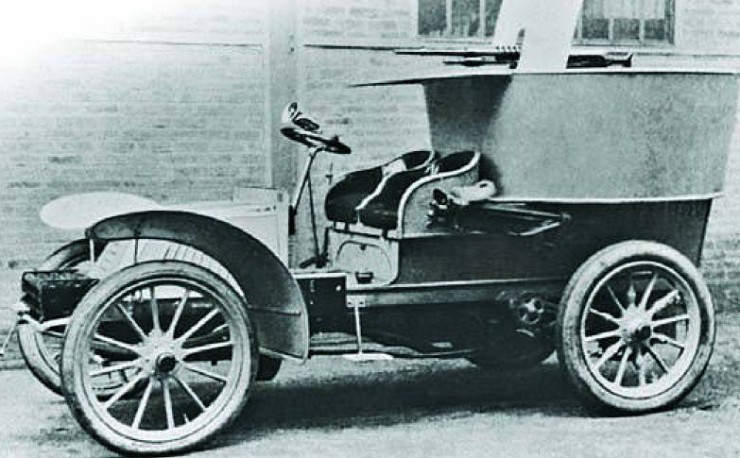 Бронеавтомобиль обр. 1909 г. на дворе сборочного цеха предприятия «Hotchkiss»