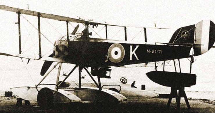 Самолет Сопвич «Бэби», вооруженный двумя пулеметами «Льюис» и авиабомбой