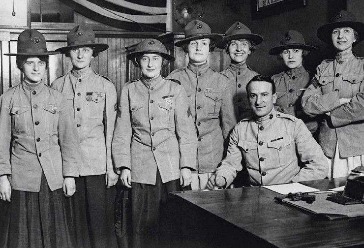 На снимке 1918 г. группа женщин-военнослужащих принимает присягу