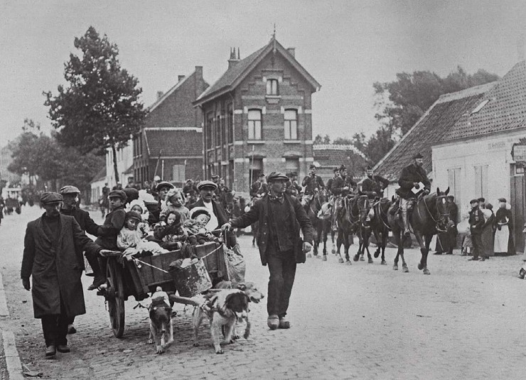 Бельгийские кавалеристы и гражданские беженцы оставляют город, октябрь 1914 г.