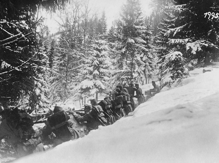 Румынские солдаты в неглубокой траншее отражают атаку австровенгров в Карпатских горах. Румынский фронт, октябрь 1915 г. 
