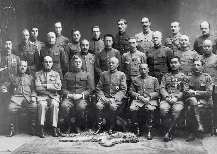 На фотографии, сделанной во Владивостоке (Сибирь) в 1919 г., изображены американские и японские генералы и штабные офицеры