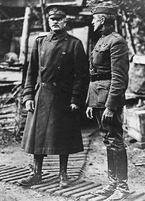 Командующим Американскими экспедиционными силами, прибывшими во Францию в 1917 г., был назначен генерал Першинг (слева)