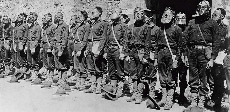 Американские морские пехотинцы во время тренировки по применению противогазов, 1918 г. 