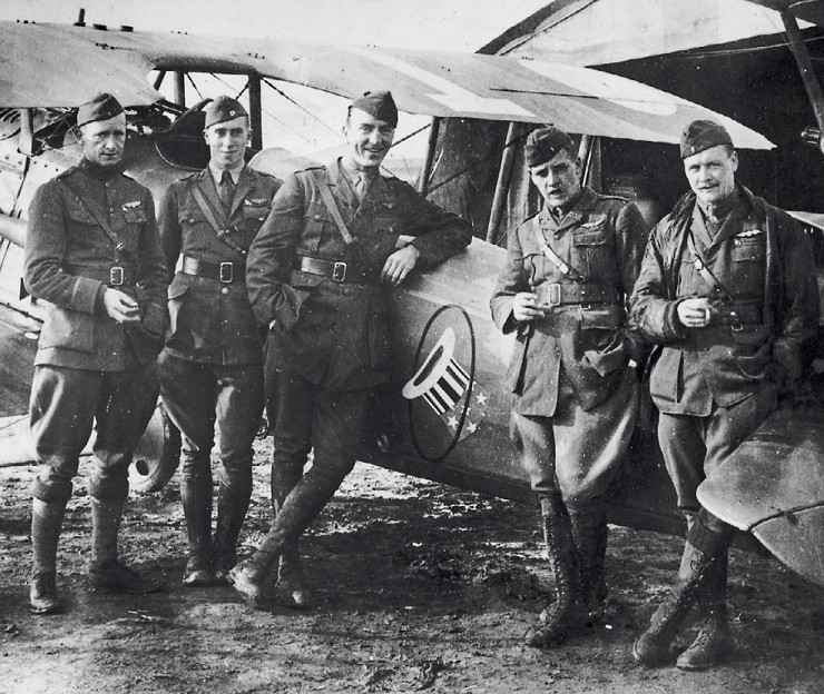 Пилот Эдди Рикенбакер (в центре), со своими сослуживцами по 94-й эскадрилье