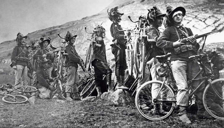 Группа итальянских разведчиков с велосипедами на горной тропе