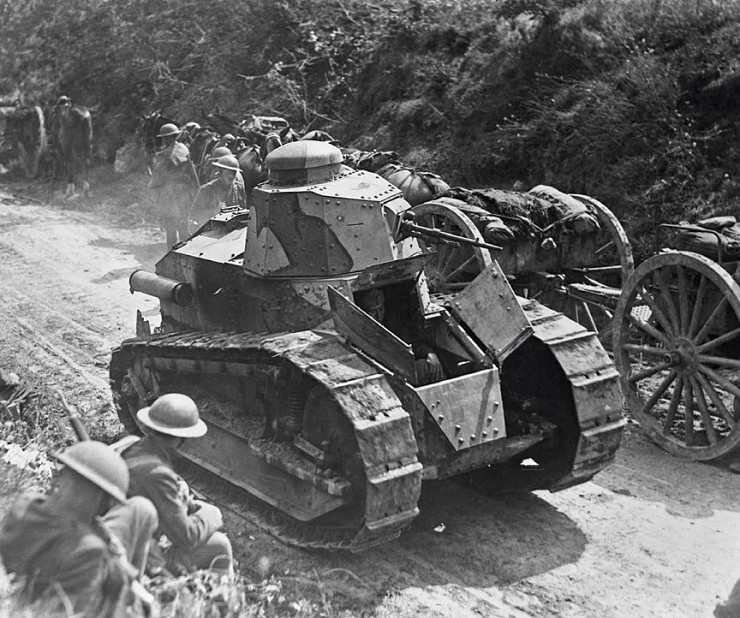 Французский танк «Рено» движется в сторону фронта, 1918 г.