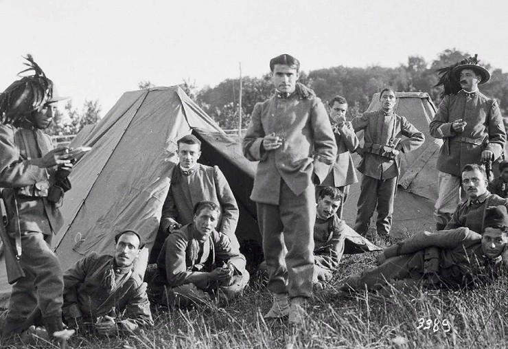 Итальянские берсальеры в своих знаменитых шляпах в полевом лагере