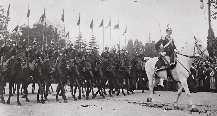 Итальянские уланы в полной парадной форме на параде в 1915 г.