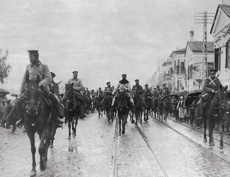 Греческие кавалеристы в мягких фуражках и форме с окантовкой карминного цвета на улицах г. Салоники, 1915 г.
