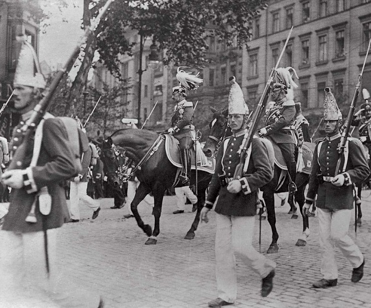 Кайзер Вильгельм II (в центре, верхом) возвращается со смотра в Берлине в 1912 г.
