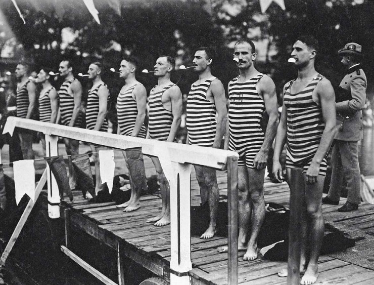 На фотографии, сделанной в 1910 г., офицеры 2-й гвардейской пехотной бригады стоят по стойке «смирно» во время соревнований по плаванию