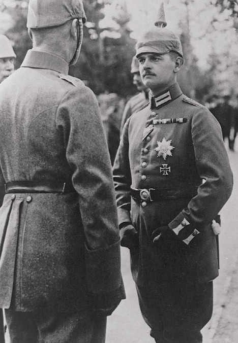 Король Саксонии Фридрих Август III проводит смотр саксонской армии в Румынии в 1917 г.