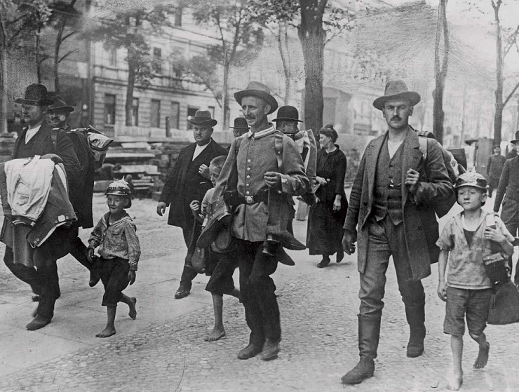 В первые месяцы войны солдаты и новобранцы баварской армии вместе с гражданским населением идут в свои казармы