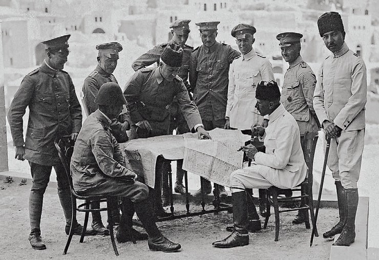 Группа немецких военных советников при войсках Османской империи в Иерусалиме у стола с военными картами вместе со своими турецкими коллегами