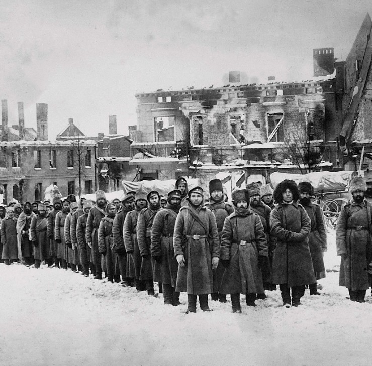 Длинная колонна русских пленных ждет команды от своих немецких конвоиров. Польша, зима 1914 г.