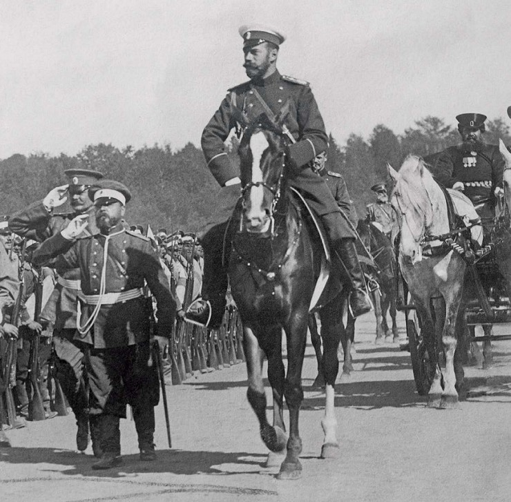 Русский царь Николай II инспектирует войска в первые недели войны