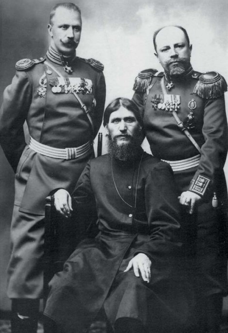 Редкая официальная фотография влиятельного мистика Григория Распутина, сделанная в 1911 г. На ней он изображен с членом царской семьи (справа) и армейским капитаном (слева)