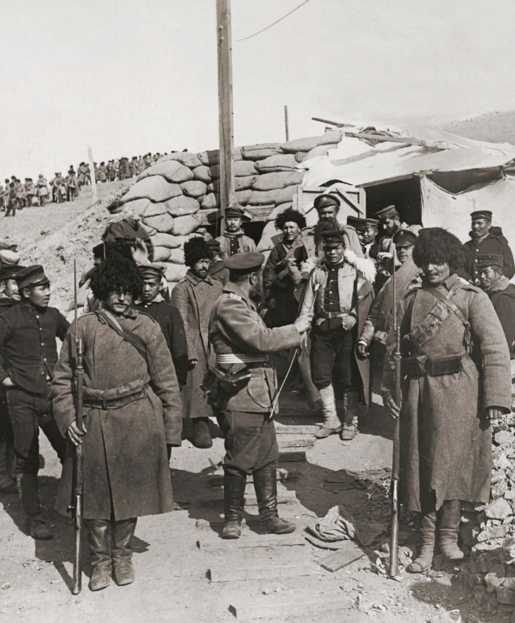 Русские солдаты сдаются в плен японцам в Порт-Артуре в январе 1905 г.