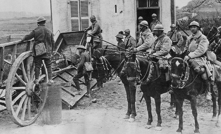 Французские драгуны прикрывают британских пехотинцев, сооружающих временную баррикаду недалеко от Соммы. 1916 г.