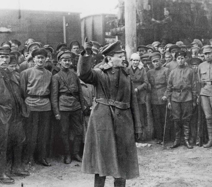 Большевистский лидер Лев Троцкий выступает перед солдатами в Москве, 1919 г.