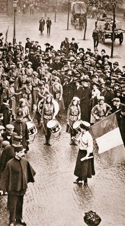 Проход отряда барабанщиц во время выставки «Голосуйте за женщин» в Лондоне 13 мая 1909 г.
