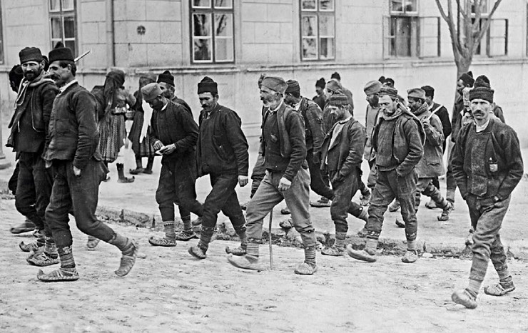 На снимке, сделанном в 1914 г., группа добровольцев направляется на призывной пункт, чтобы вступить в армию