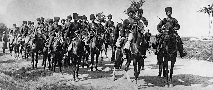 Отряд казаков готовится к маршу на запад в 1914 г.