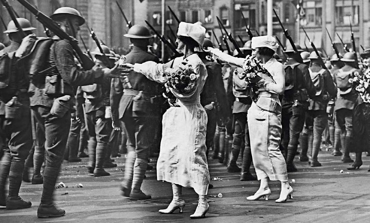 Лондонцы дарят цветы британским солдатам, направляющимся на Западный фронт, 1916 г.