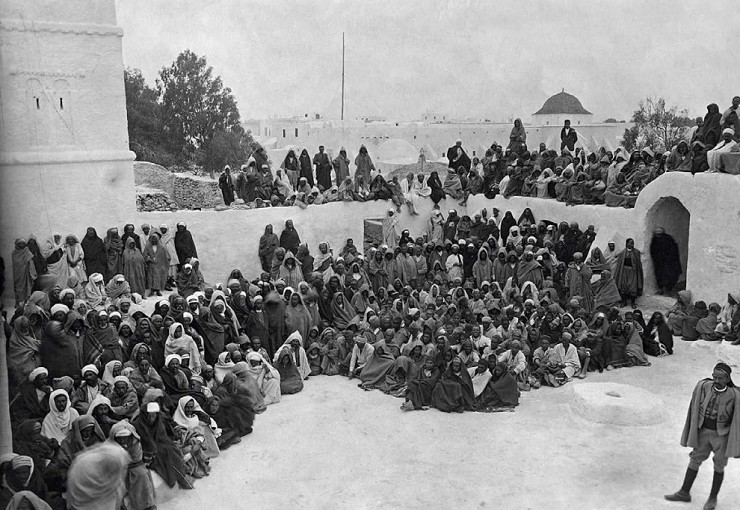 Тунисские мужчины в мечети ожидают призыва в армию, 1915 г.