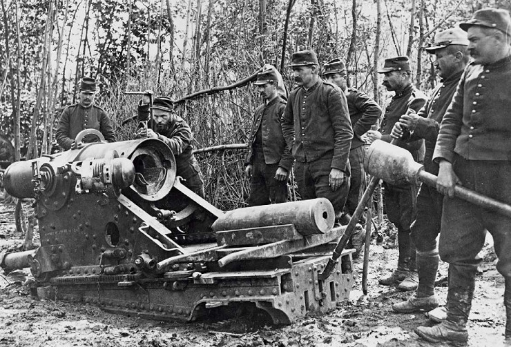 Французские артиллеристы неторопливо заряжают тяжелое 120-мм орудие, 1915 г.