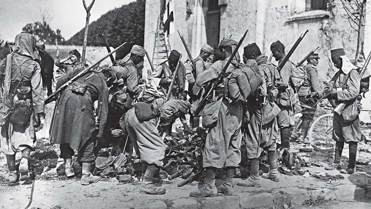 Пехотинцы колониальных войск французской армии рассматривают трофейное немецкое оружие, захваченное во время битвы на Марне в сентябре 1914 г. 