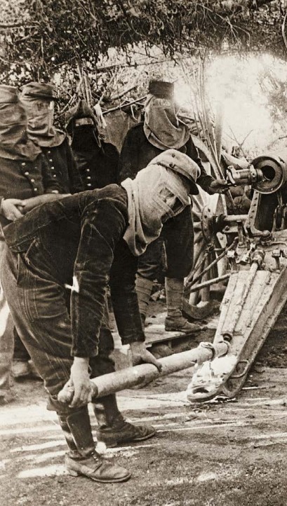 Французский артиллерист в противогазе Р2 (один из самых первых образцов) готовит к бою пушку калибра 75 мм. Фотография сделана примерно в 1915 г. 