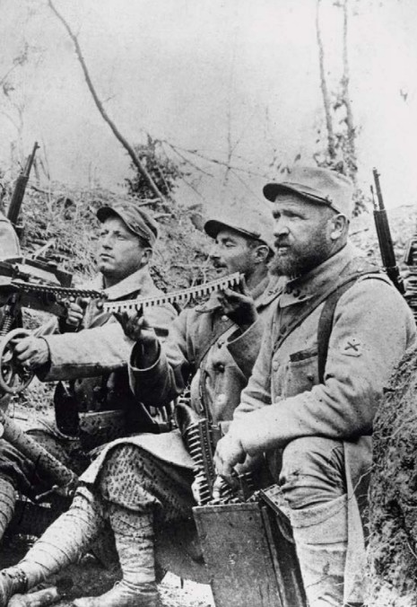 Французские солдаты с пулеметом «Гочкис» в окопах на Западном фронте, 1915 г.