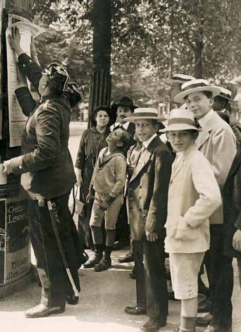 Два немецких офицера расклеивают плакаты с извещением о мобилизации в Берлине. Германия, 1 августа 1914 г.