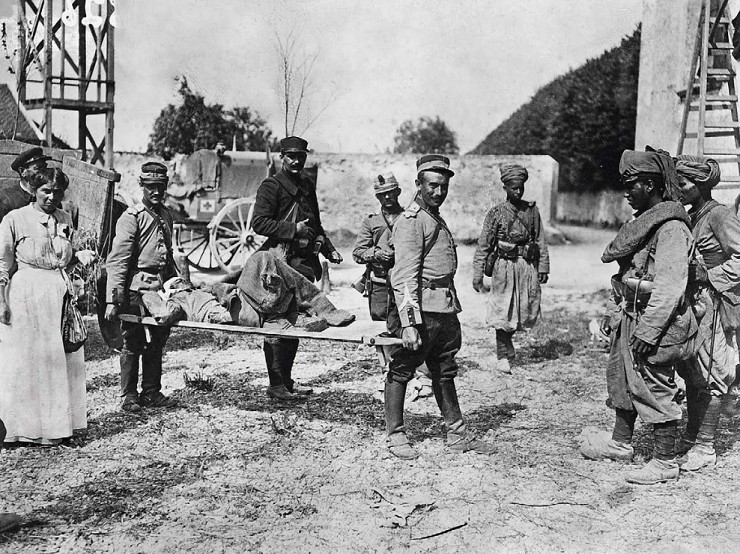 Французские санитары-носильщики эвакуируют раненых солдат (в т.ч. алжирцев) с поля боя во время битвы на Марне
