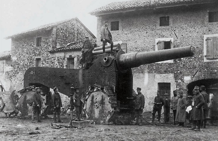 Германские солдаты осматривают гигантскую пушку, брошенную итальянскими войсками. Удине, Северная Италия