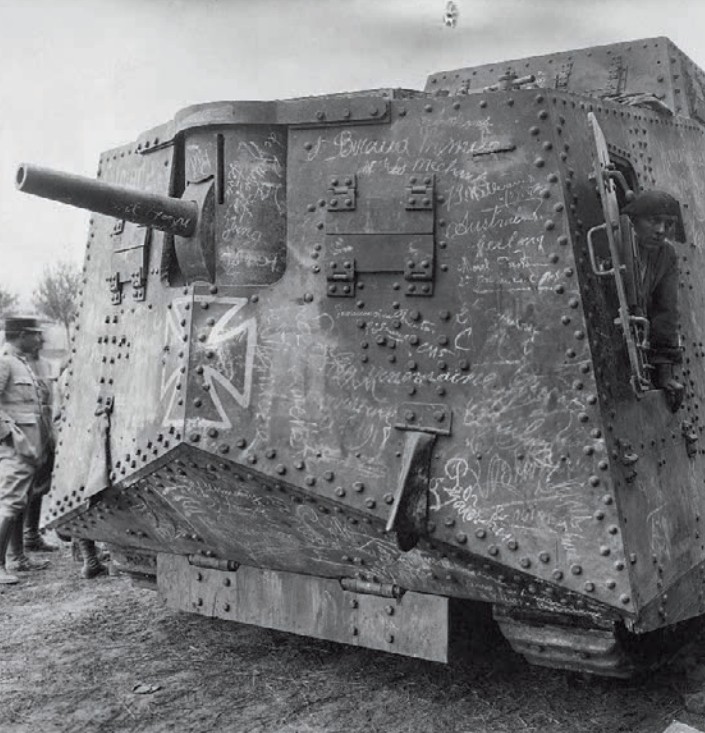 Один из первых немецких танков A7V был захвачен солдатами союзников в Виллер-Бретоннё, Франция