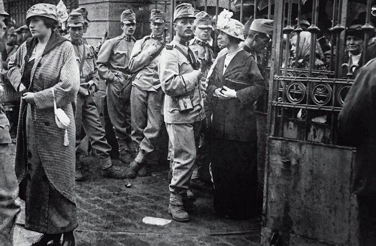Австрийские солдаты из пехотного полка Общей армии прощаются со своими женами и подругами в Вене. Август 1914 г.